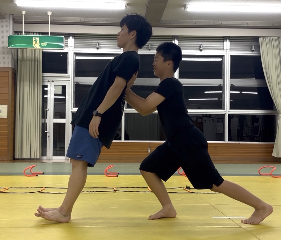 ペアで背中押しトレーニング